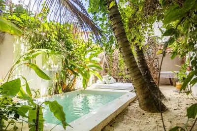 Um jardim no exterior de Chalé da sereia Casa-Hotel-Oásis no centro de jericoacoara