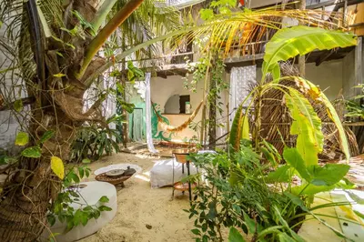 Um jardim no exterior de Chalé da sereia Casa-Hotel-Oásis no centro de jericoacoara
