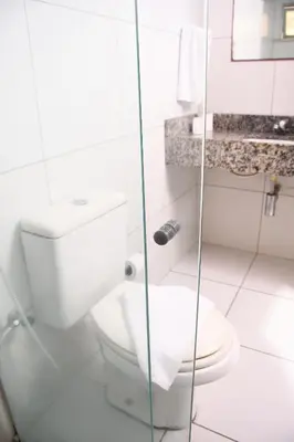 Uma casa de banho em Hotel Fortaleza Inn