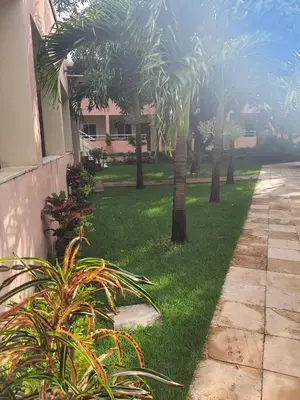 Um jardim no exterior de Pousada Porto das Dunas