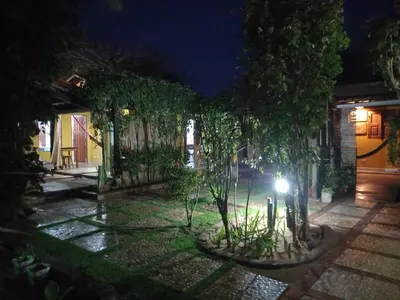 Um jardim no exterior de Pousada do farol