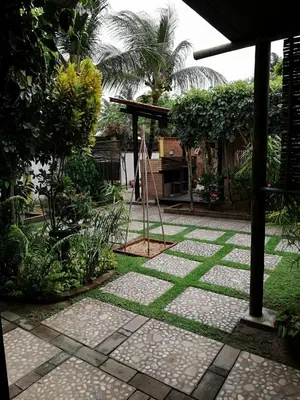 Um jardim no exterior de Pousada do farol