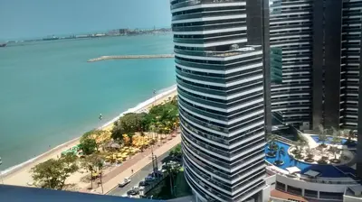 Uma vista do mar geral ou uma vista do mar a partir do apartamento