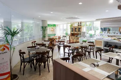 Um restaurante ou outro lugar para comer em Atlantic Palace Apart-Hotel