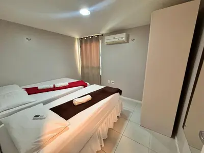 Uma cama ou camas num quarto em GranSol, Terreo, Pé na areia, 03 qtos, 08 adultos e 02 crianças, a 600m do B PARK