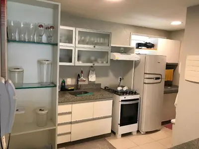 A cozinha ou kitchenette de GranSol, Terreo, Pé na areia, 03 qtos, 08 adultos e 02 crianças, a 600m do B PARK