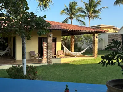 Um jardim no exterior de Pousada Casa Dona Rosa