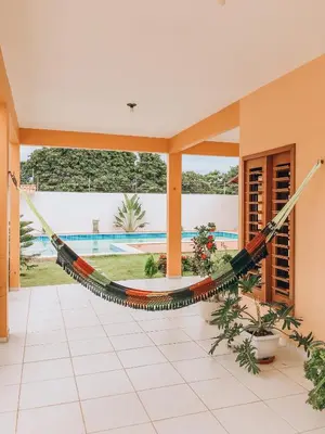 Um jardim no exterior de Mansão Beberibe
