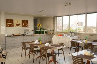 Um restaurante ou outro lugar para comer em Iracema Mar Hotel