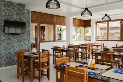 Um restaurante ou outro lugar para comer em Pousada SandBeach