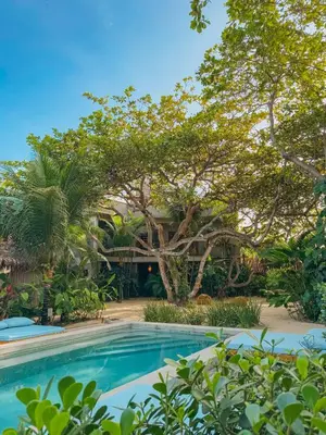 Um jardim no exterior de Villa Mango Jeri