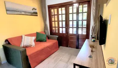Uma televisão e/ou sistema de entretenimento em Residencial Villa Jeri - AP with balcony, optional BREAKFAST