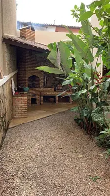 Um jardim no exterior de Ótima Casa em Guaramiranga