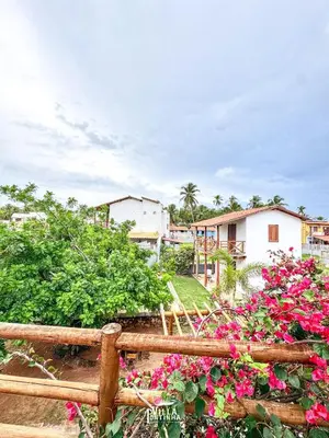 Um jardim no exterior de Pousada Villa Pontinha