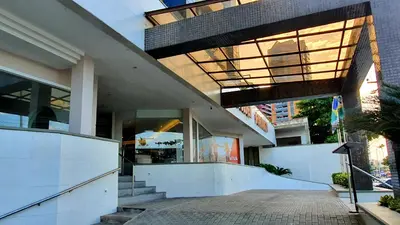 O edifício onde o apartamento está situado