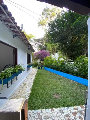 Um jardim no exterior de Rancho Manacá