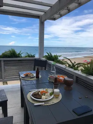 Uma vista do mar geral ou uma vista do mar a partir do apartamento