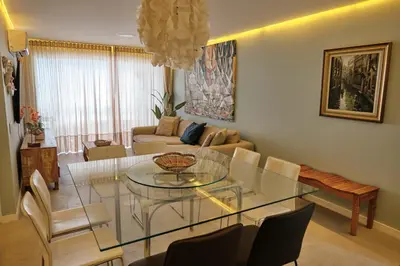 Uma área de estar em TERRAMARIS - APARTAMENTO PÉ NA AREIA