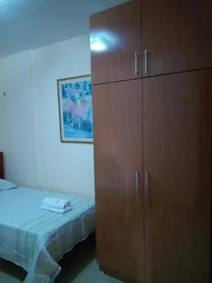 Uma cama ou camas num quarto em Apto. 100m da feirinha da beira mar