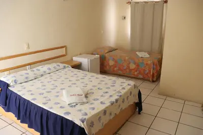 Uma cama ou camas num quarto em Tahen Hotel