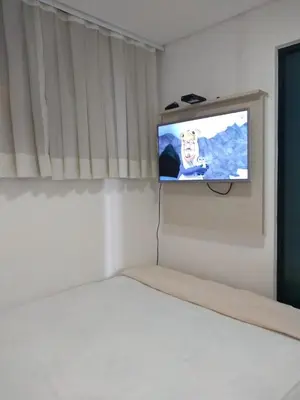 Uma televisão e/ou sistema de entretenimento em Alugo Temporada apartamento frente ao mar de Fortaleza vista panorâmica do Mar