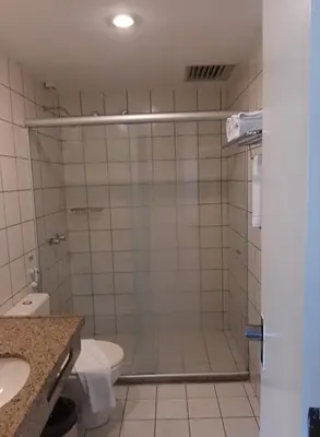 Uma casa de banho em Praia Mansa Suite Hotel apto de 1 quarto