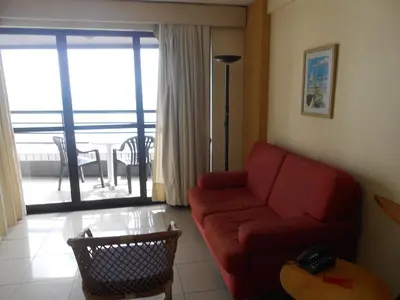 Uma área de estar em Praia Mansa Suite Hotel apto de 1 quarto