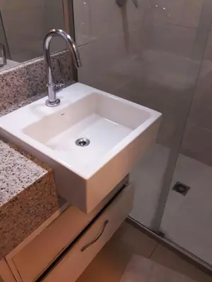 Uma casa de banho em Apto à beira-mar com wi-fi e piscina em Fortaleza