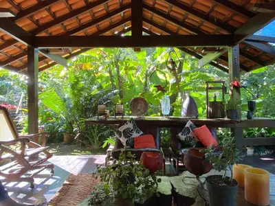 Um jardim no exterior de CHALÉ CHÃO das ESTRELAS