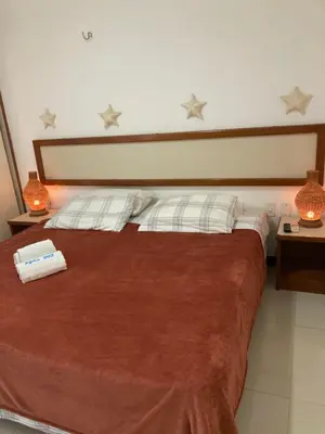 Uma cama ou camas num quarto em Eco Paradise Cumbuco pé na areia 202