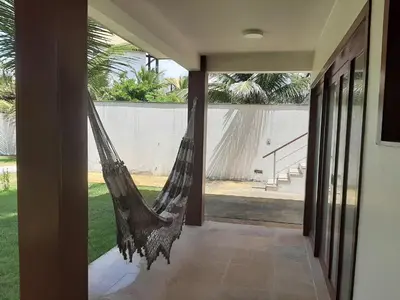 Um jardim no exterior de Taibá Beach Resort casa térrea ou chalet enteiro