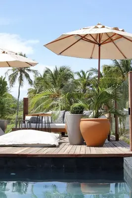 Um jardim no exterior de Makena Hotel