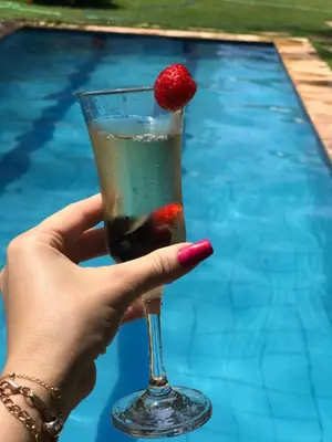 Bebidas em Apartamento com vista para o mar, piscina , deck , playground e estacionamento .