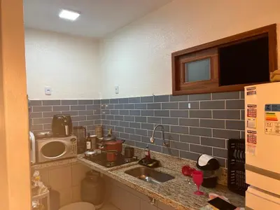 A cozinha ou kitchenette de Apartamento com vista para o mar, piscina , deck , playground e estacionamento .