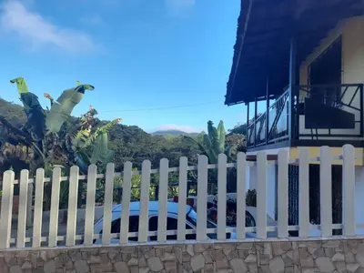 Uma varanda ou terraço em Chalé Verdelândia Guaramiranga - Casas com 2, 3 e 4 quartos