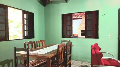 Uma área de estar em Chalé Verdelândia Guaramiranga - Casas com 2, 3 e 4 quartos