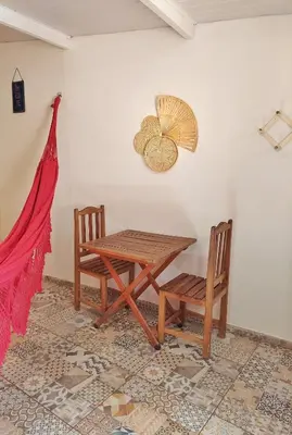 Uma área de estar em Casa IURUKUA-bangalos com ou sem cozinha, perto da praia e cercados pela natureza