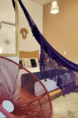 Uma área de estar em Casa IURUKUA-bangalos com ou sem cozinha, perto da praia e cercados pela natureza