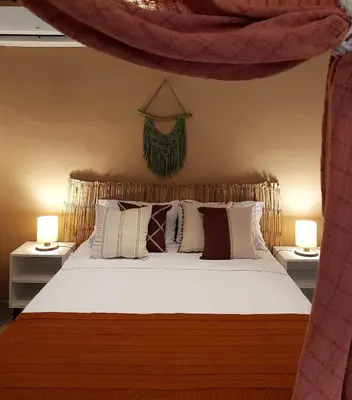 Uma cama ou camas num quarto em Casa IURUKUA-bangalos com ou sem cozinha, perto da praia e cercados pela natureza