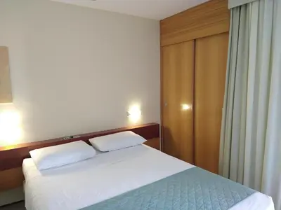 Uma cama ou camas num quarto em Flat Abolição 100m Beira Mar105