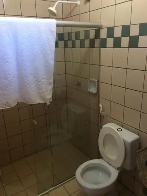 Uma casa de banho em Linda casa Porto das Dunas: 4 suítes, churrasqueira e piscina