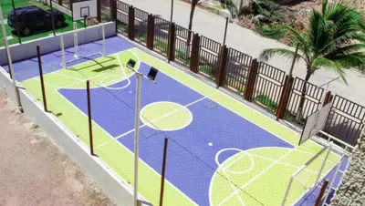 Comodidades para jogar ténis e squash em Beach Living - Porto das Dunas - Ap Terreo 200m Beach Park PÉ NA AREIA ou nas proximidades