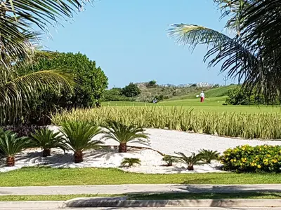 Um jardim no exterior de Riviera Aquiraz Golf Beach Place Ceará - Apartamento pé na areia