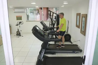 O centro de fitness e/ou as comodidades de fitness de PALM BEACH Porto das Dunas, apartamento todo climatizado TÉRREO a 350 metros Beach Park