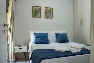 Uma cama ou camas num quarto em PALM BEACH Porto das Dunas, apartamento todo climatizado TÉRREO a 350 metros Beach Park
