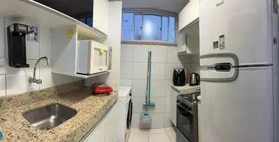 A cozinha ou kitchenette de PALM BEACH Porto das Dunas, apartamento todo climatizado TÉRREO a 350 metros Beach Park
