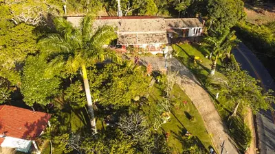 Um jardim no exterior de Pousada Estância Monte Horebe