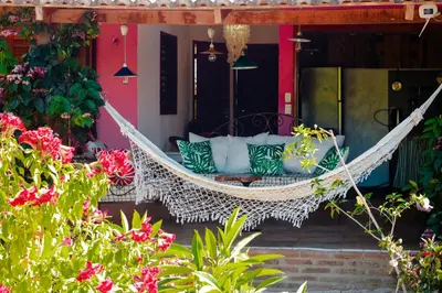 Um jardim no exterior de Casa FLOREAL Icaraizinho 500 m da praia