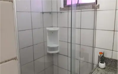 Uma casa de banho em Excelente localização, uma quadra antes do BEACH PARK