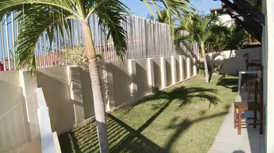 Um jardim no exterior de Pousada Brisa da Canoa